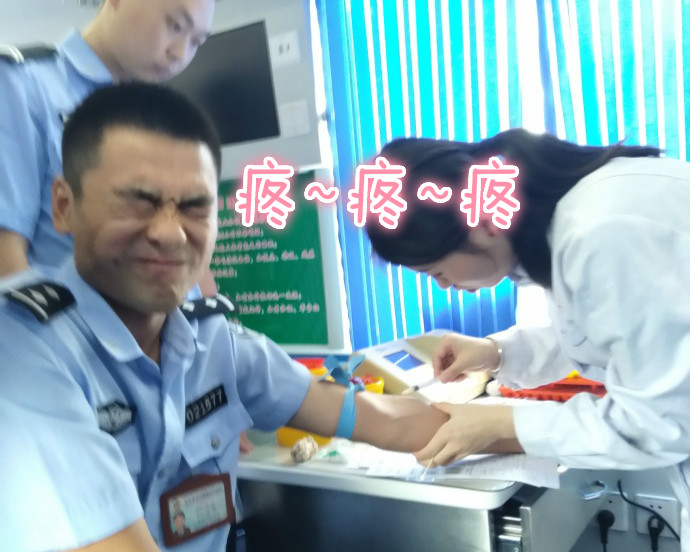 疼skr人！警察在移動獻血車上的表情包亮了