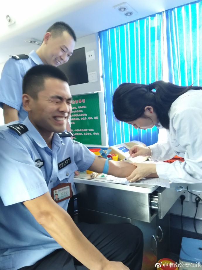疼skr人！警察在移動獻血車上的表情包亮了