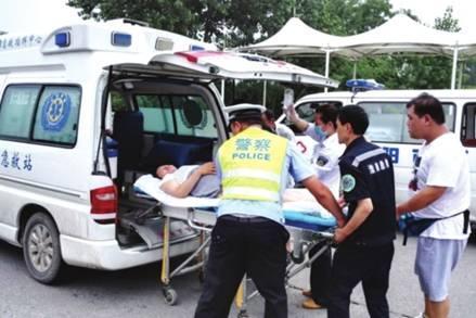 命懸一線牽動人心，救護(hù)車臨危不亂治病救人_